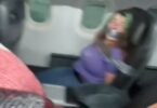 American Airlinesin matkustaja yrittää avata oven keskilennon, purra lentoemäntä, kanava teipattu hänen istuimelleen
