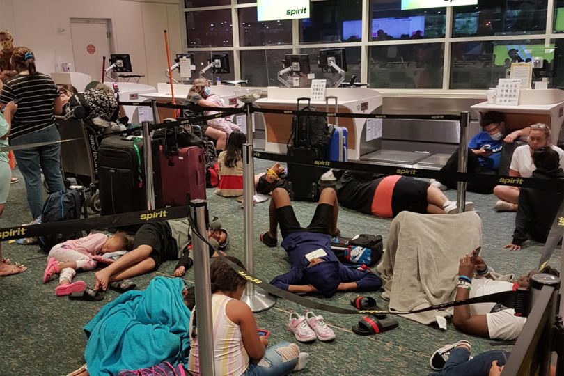 Χιλιάδες άνθρωποι που παραμένουν εγκλωβισμένοι καθώς η Spirit Airlines ακυρώνει σχεδόν 300 πτήσεις