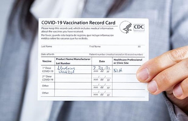 В Нью-Йорке теперь требуется доказательство вакцинации от COVID для обеденных помещений, тренажерных залов и театров