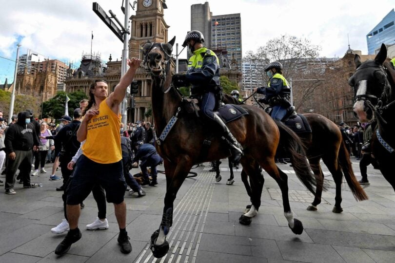 Protestos violentos nas ruas estouram em Sydney e Melbourne, centenas de pessoas presas