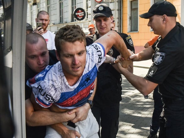 Turist american arestat în Ucraina pentru că purta tricoul Rusiei