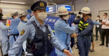 עשרה אנשים נפצעו בהשתוללות דקירה ברכבת הנוסעים בטוקיו