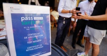 Französischer Impfpass durchsucht leere Pariser Cafés
