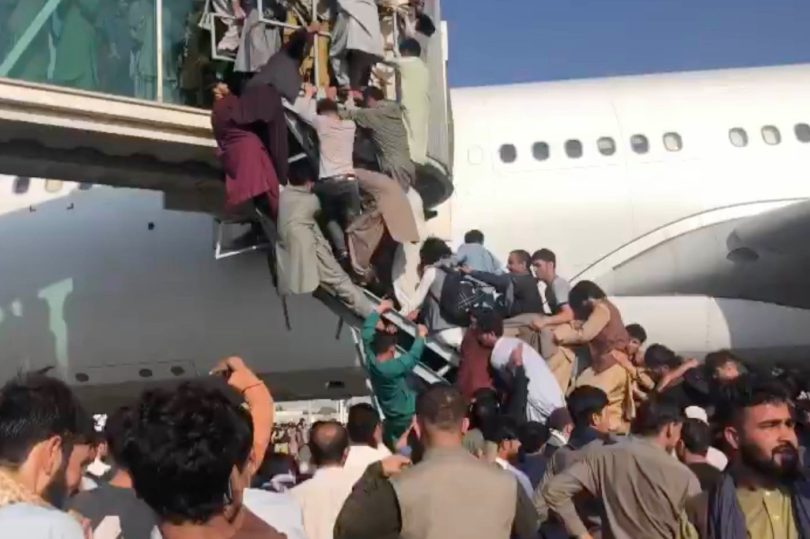 Kabuli lennujaama kaoses hukkus seitse inimest, kuna kõik kommertslennud tühistati