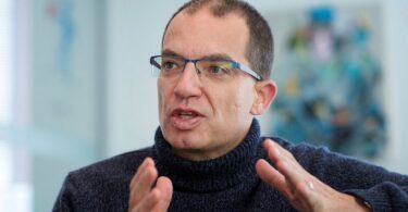 Moderna CEO: COVID-19 pandemic will end in mid-2022