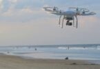 Ya drones mus yos hav zoov Italian beachgoers uas kis COVID-19