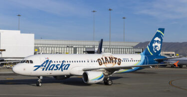 Alaska Airlines e tsoa le Airbus A321 ea Giants-themed