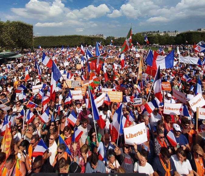 Paříž paralyzovala, protože tisíce lidí protestovaly proti zdravotním průkazům COVID-19