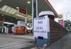 90% das bombas de gasolina do Reino Unido estão secas devido ao pânico de compra
