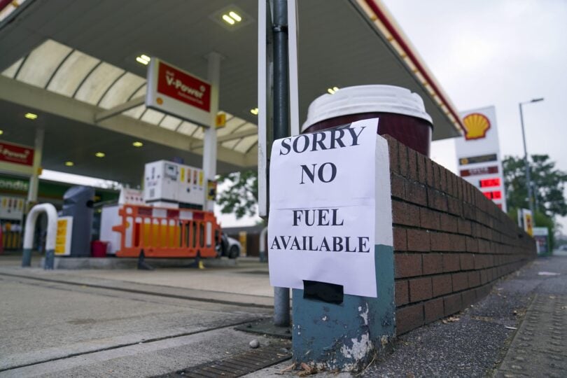 İngiltere'deki benzin pompalarının %90'ı panik satın alma nedeniyle kuru