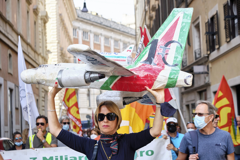 Ue esortata a fermare le violazioni dei diritti dei lavoratori Alitalia