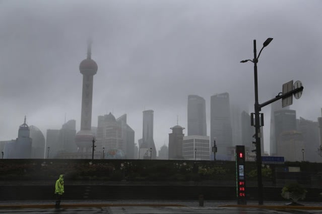 Tutti i voli sò annullati, i porti chjusi mentre Shanghai sustene u Typhoon Chanthu