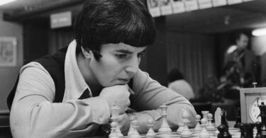 כוכבת שחמט גאורגית תובעת את נטפליקס על שכינתה אותה רוסית