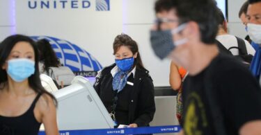United Airlines irtisanoo 593 työntekijää rokotusten epäämisestä