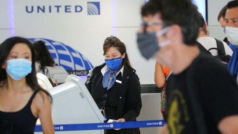 United Airlines уволит 593 сотрудника за отказ от вакцинации