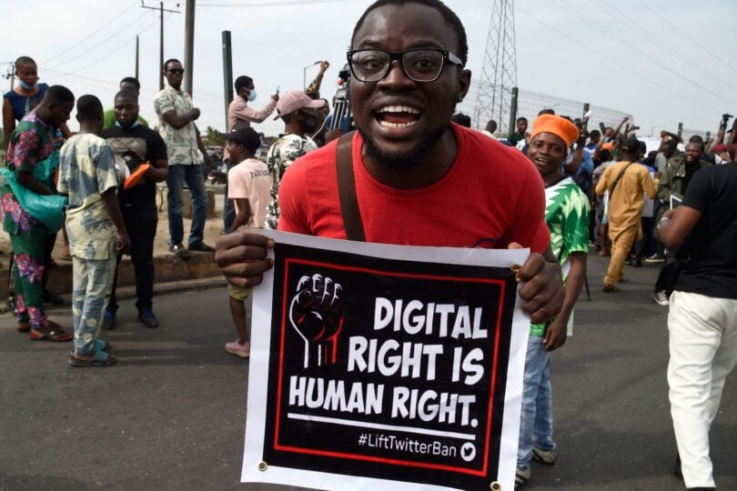 Nigeeria ettevõtted, kasutajad mõistavad Twitteris riigis peatamise hukka