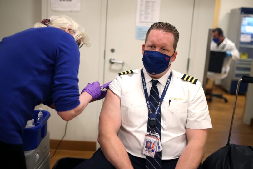 El jutge federal suspèn el mandat de la vacuna COVID-19 de United Airlines.