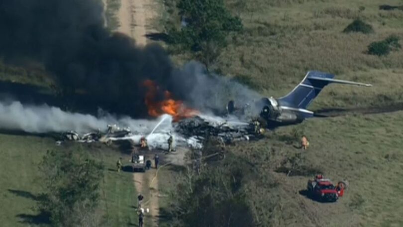 Teksasā avarējusi un apdegusi pasažieru lidmašīna, izdzīvojis 21 cilvēks.