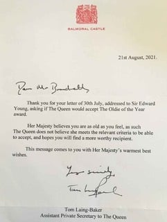 A raíña Isabel II rexeita o premio Oldie do ano.