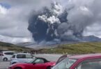 Vulcanul japonez erupe aruncând cenușă mile în cer.