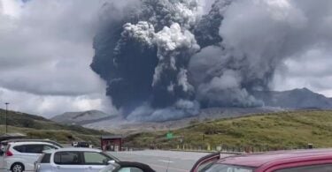 O vulcão japonês entra em erupção cuspindo cinzas a quilômetros de distância.