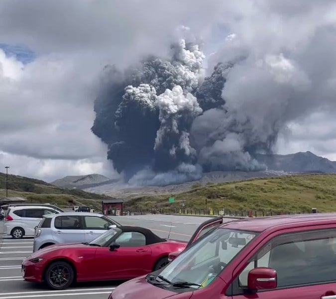 ثوران بركان ياباني يقذف أميالًا رمادًا في السماء.