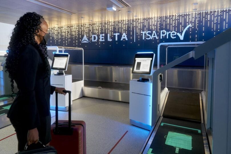Delta esittelee uuden TSA Precheck -aulan, laukkupudotuksen.