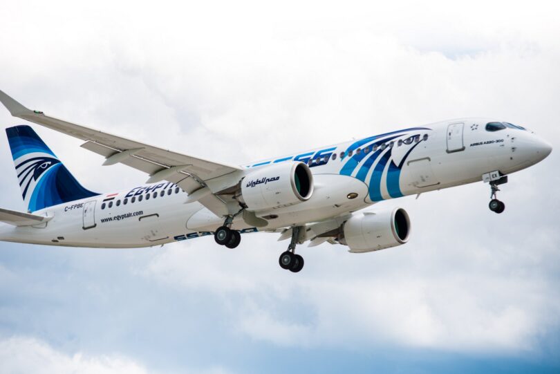 EgyptAir-Flug kehrt nach Kairo zurück, nachdem eine Drohnachricht gefunden wurde.