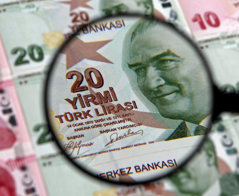 Die türkische Lira stürzt gegenüber dem US-Dollar auf ein neues Allzeittief ab.