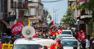 Perfortaj COVID-19-tumultoj disvastiĝis de Gvadelupo ĝis Martiniko