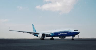 Boeing 777X прибывает в Дубай на авиашоу в Дубае в 2021 году.