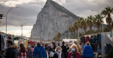 118% vaccinés Gibraltar annule Noël suite au nouveau pic de COVID-19.