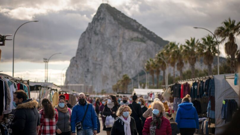 U 118% vaccinatu di Gibraltar annulla u Natale per u novu spike COVID-19.