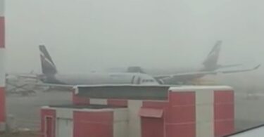 Tiheä sumu viivästyttää yli 100 lentoa Moskovan lentokentillä.