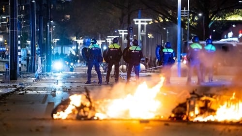 7 injured as police open fire during anti-lockdown riot in Rotterdam.