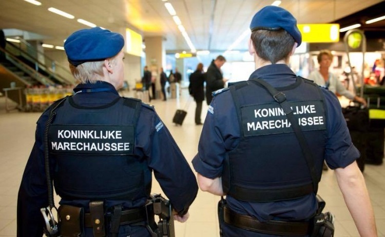 Et par på flukt fra ny nederlandsk karantene arrestert på fly til Spania