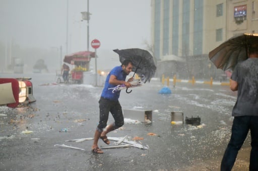 इस्तांबुल तूफान में चार लोगों की मौत, 19 घायल