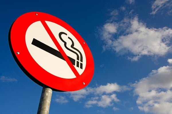 Espanja julkisti uuden 2,000 XNUMX euron sakon tupakoinnista rannoilla