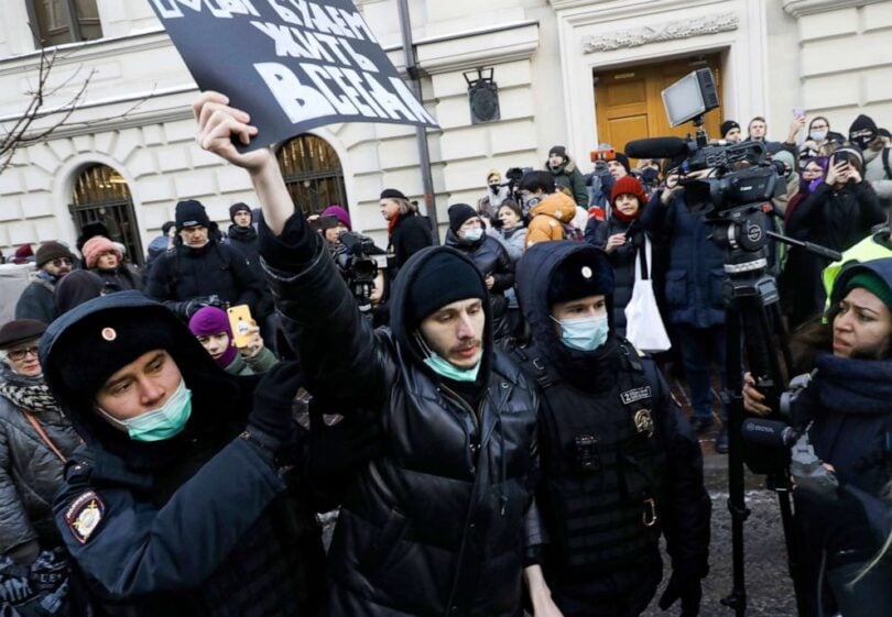 В нова широка атака срещу защитниците на правата на човека Русия забранява групата "Мемориал".