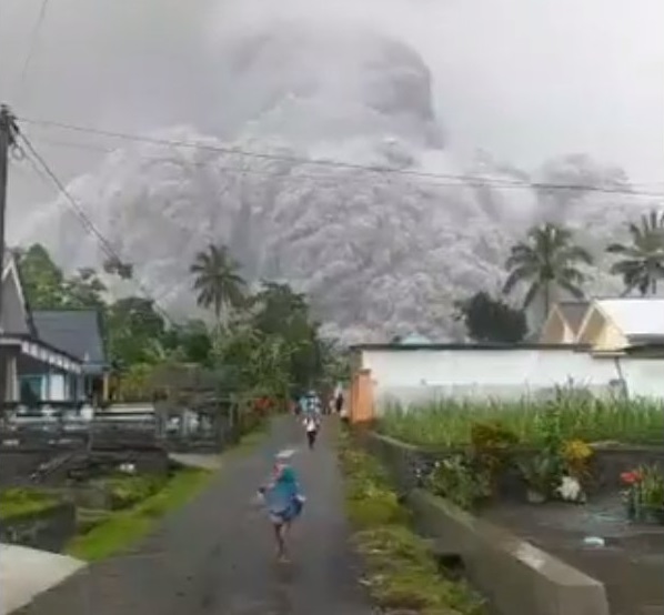 אנשים רצים על חייהם כשהר הגעש ג'אווה מתפרץ