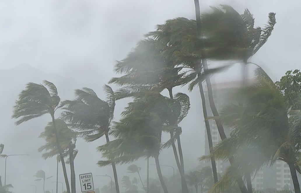 Hawaii er i undtagelsestilstand nu, da en massiv storm rammer øer