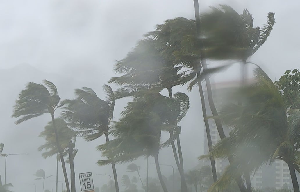 I-Hawaii ikwimeko yonxunguphalo ngoku njengoko uqhwithela olukhulu lutyhutyha iziqithi