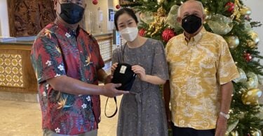 Le bureau du maire d'Inalåhan rend un sac à main perdu avec 2,000 XNUMX $ à un visiteur coréen