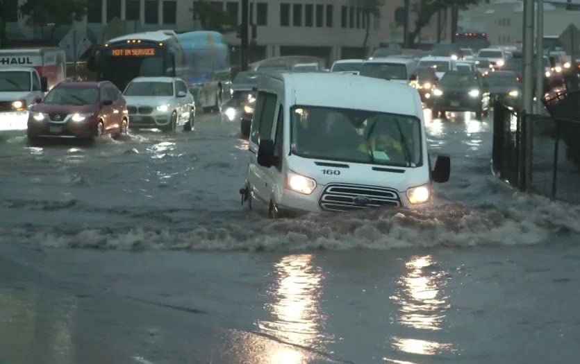 နှင်းများ၊ ရေကြီးမှုများနှင့် ဟာရီကိန်းမုန်တိုင်းများ တိုက်ခတ်မှုကြောင့် ဟာဝိုင်အီသို့ ရောက်ရှိလာသည်။