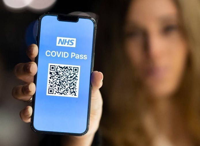 NHS COVID Pass הוא כעת חובה בבריטניה