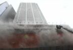 Mehr als 300 Menschen sind auf dem Dach eines brennenden Wolkenkratzers in Hongkong gefangen