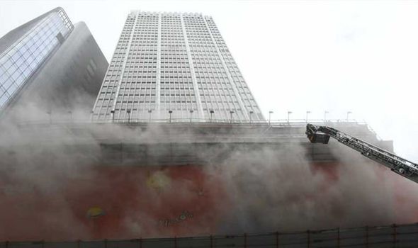 Ponad 300 osób uwięzionych na dachu płonącego wieżowca w Hongkongu