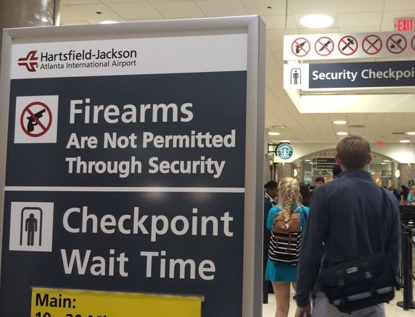 JAV oro uostuose konfiskuotų ginklų skaičius pasiekė naują rekordą