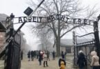 អ្នកទេសចរជនជាតិហូឡង់ត្រូវបានឃុំខ្លួនបន្ទាប់ពីសម្តែងការសំពះរបស់ណាស៊ីនៅ Auschwitz