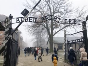 Nizozemský turista zadržen po provedení nacistického pozdravu v Osvětimi
